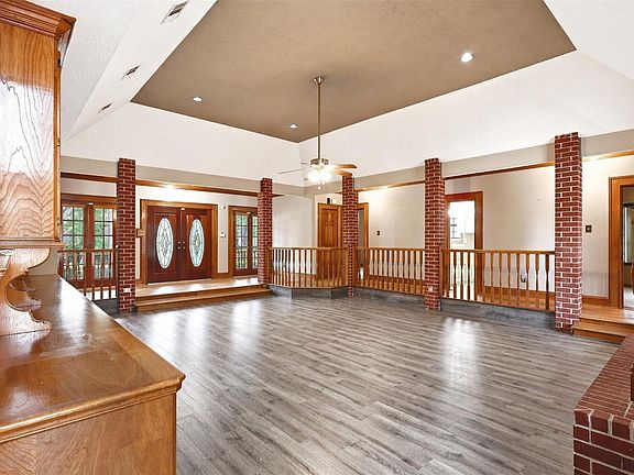 3rd image of 6118 Hampton Way Ct