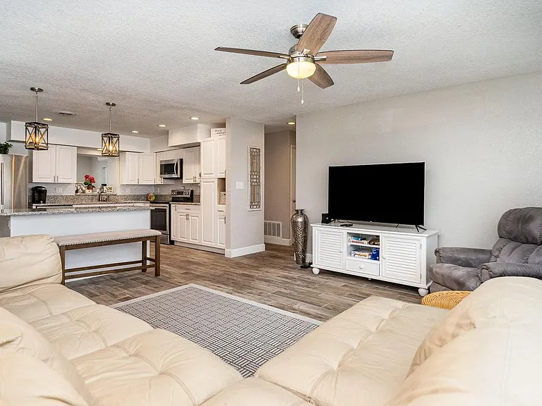 1052 Pine Tree Dr — Photo 4