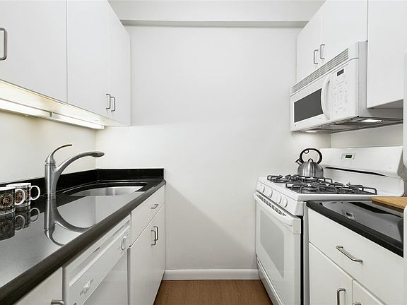 4th image of 30 W 60th St APT 6L