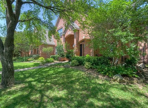 3rd image of 2320 Hollyhill Ln