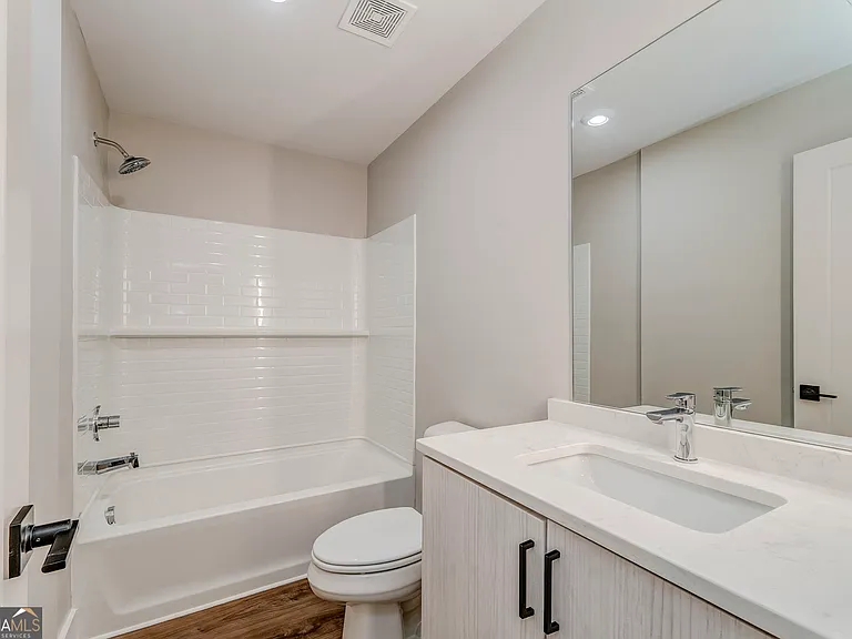 77 Chateau Dr — Photo 51