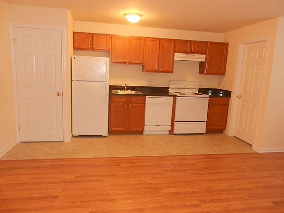 OPEN GALLEY KITCHEN W/GRANITE