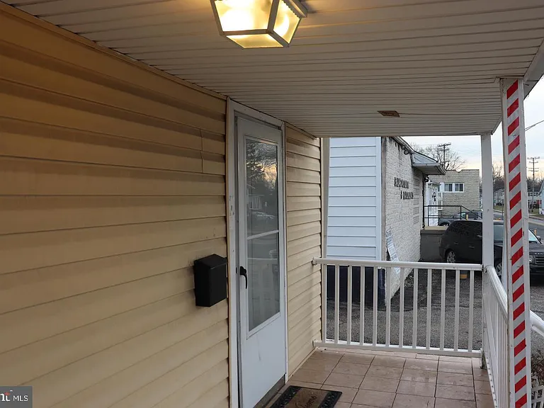 410 Winters Ln — Photo 17