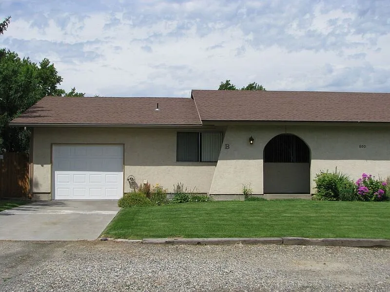 3 bed, 1.5 bath, 1059 sqft, $1,500 — Photo 1