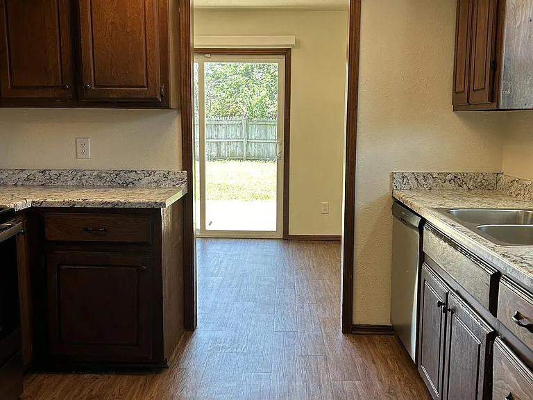 214 Falcon Ct — Photo 10