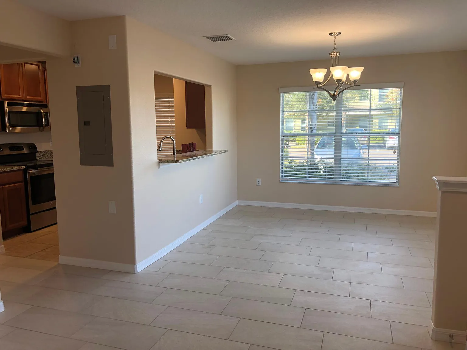 3 bed, 2.5 bath, 1371 sqft, $1,995 — Photo 3