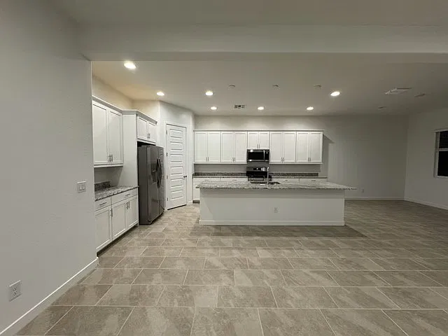 3 bed, 1956 sqft, $2,499 — Photo 3