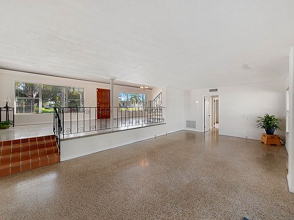 3rd image of 731 Sunset Dr