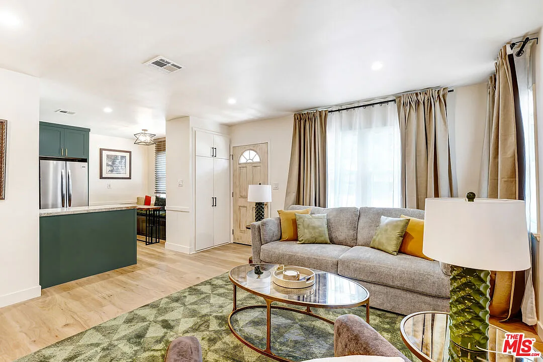 2 bed, 1.0 bath, 810 sqft, $3,300 — Photo 3