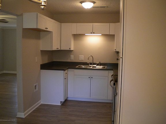 5th image of 871 Oaklawn Pl