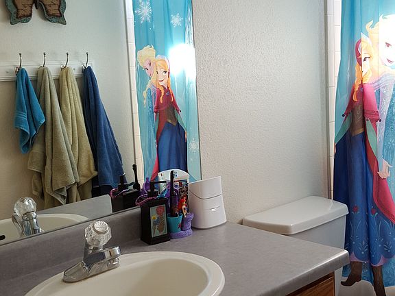Bathroom 1 (full)