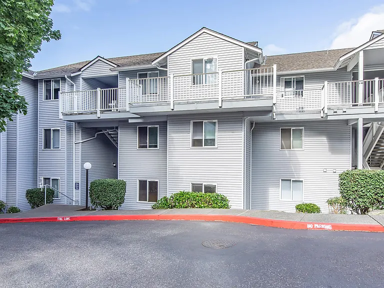 Bristol Square Apartments — Photo 17