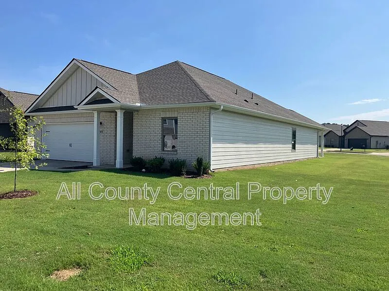 4 bed, 2.0 bath, 2106 sqft, $2,095 — Photo 3