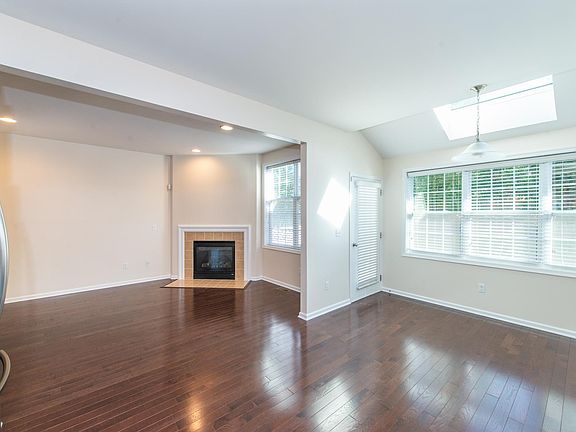 4th image of 27 Canterbury Ct