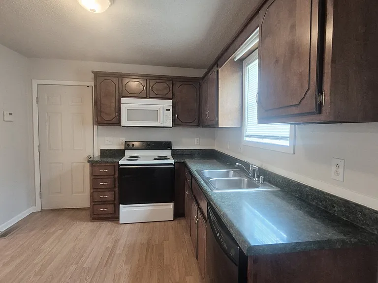 825 Decoy Ct — Photo 6