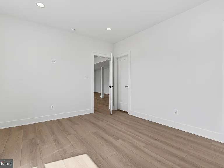 861 N Manchester St — Photo 56