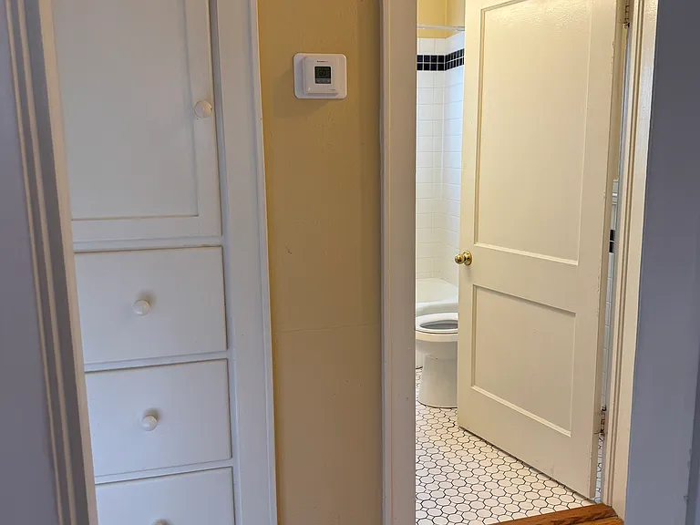 427 E Johnson St — Photo 8