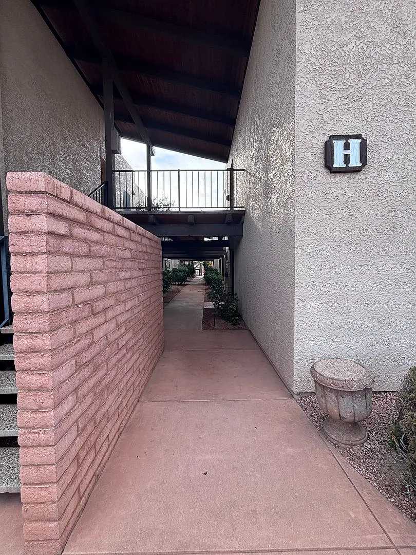 Unfurnished, 1-Year Long-Term Rental — Photo 2