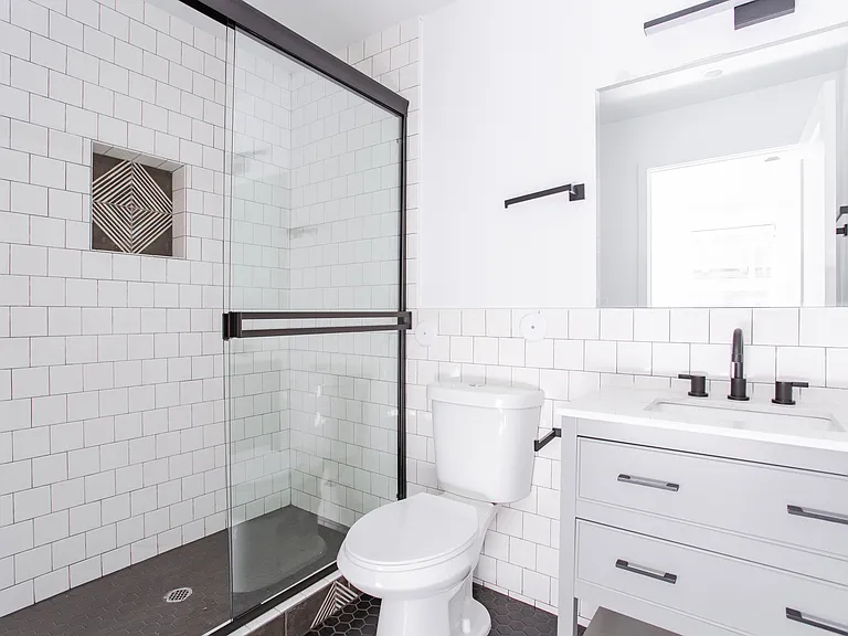 1158 W 37th St #5 — Photo 10