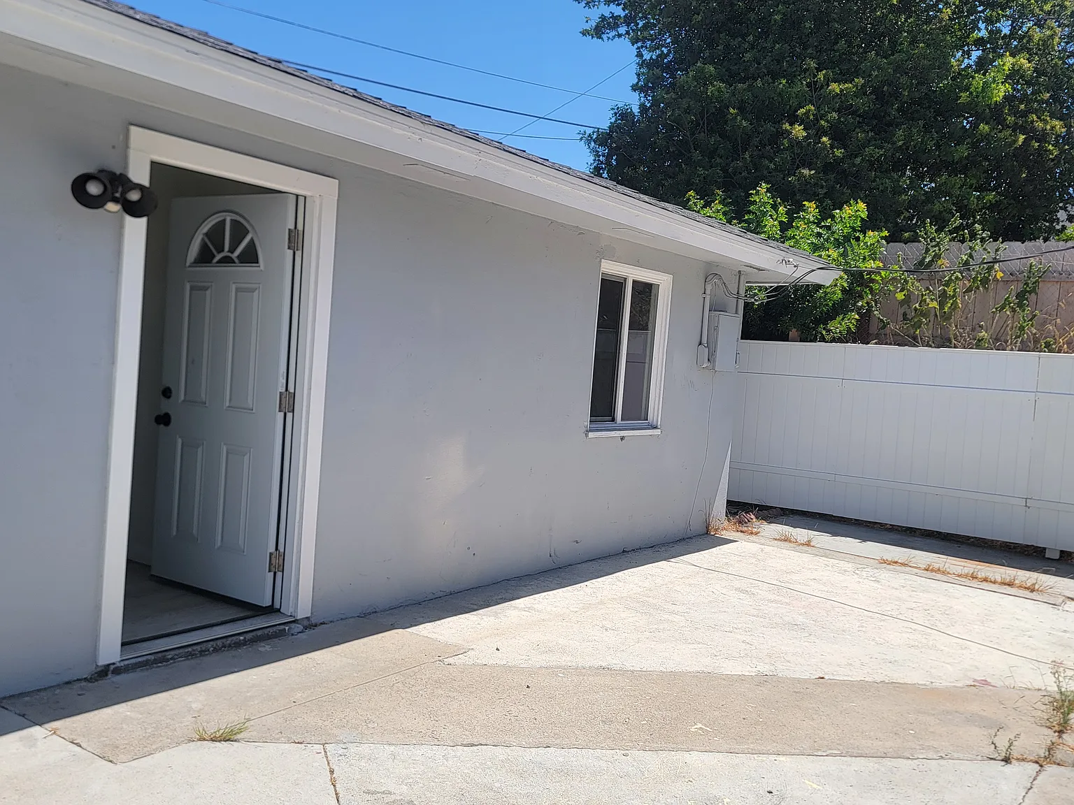 2 bed, 900 sqft, $2,400 — Photo 2