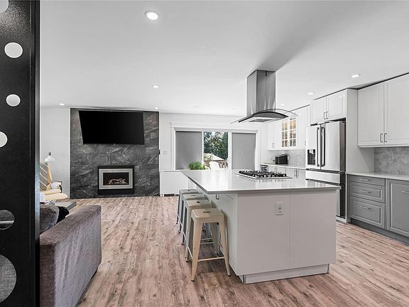 3rd image of 619 Sandra Pl