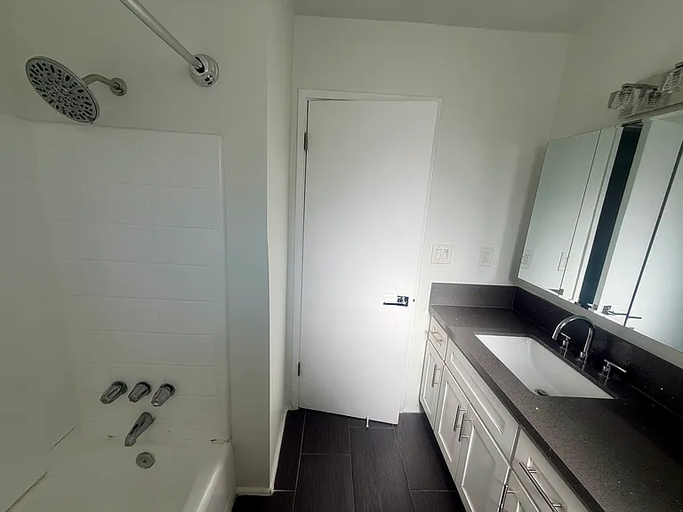 1246 E 2nd St #6 — Photo 9