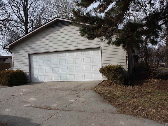 4th image of 2221 Eisenhower Dr