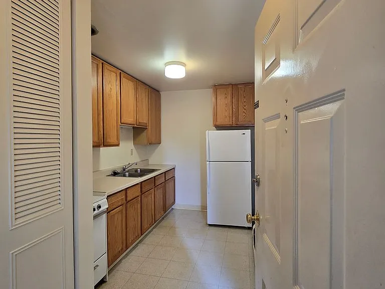 Mulford Park Apartments — Photo 4