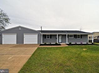 134 Indian Creek Dr, Levittown, PA 19057