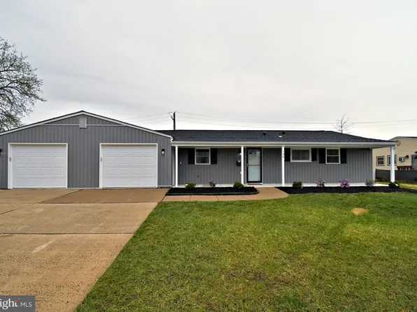 134 Indian Creek Dr, Levittown, PA 19057