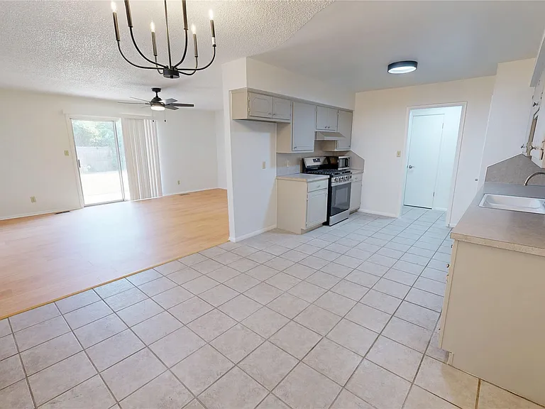 503 W C St — Photo 7