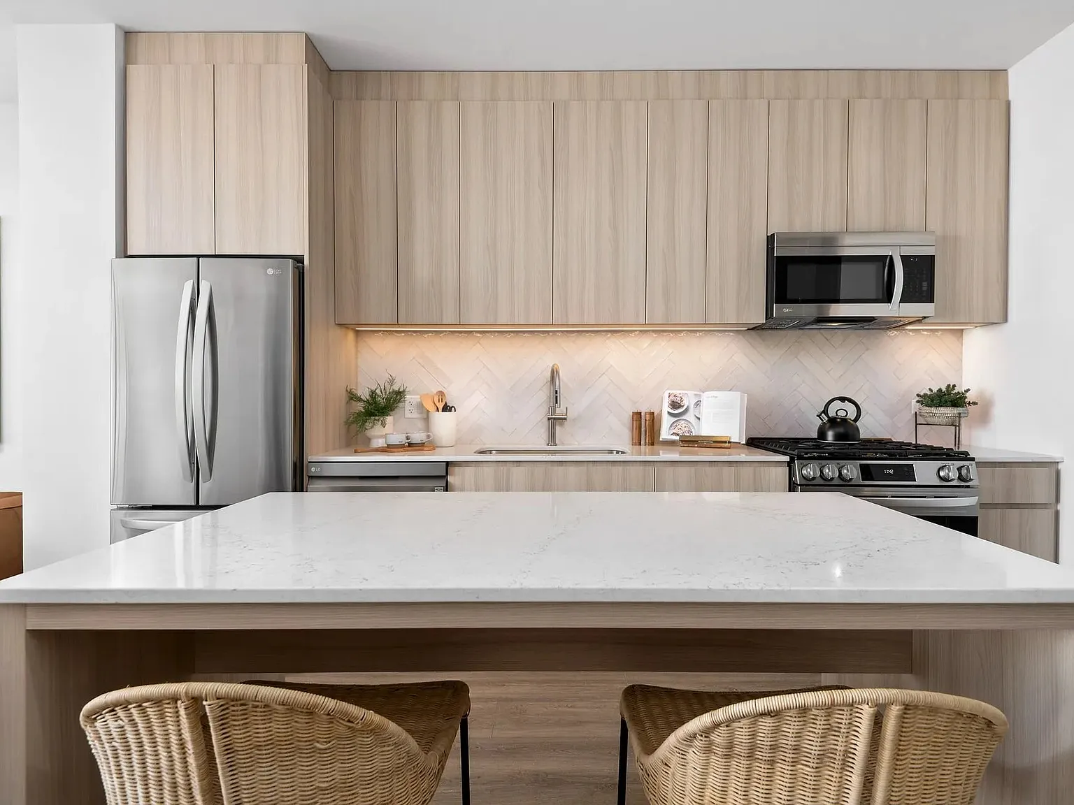 2 bed, 897 sqft, $3,091 — Photo 2
