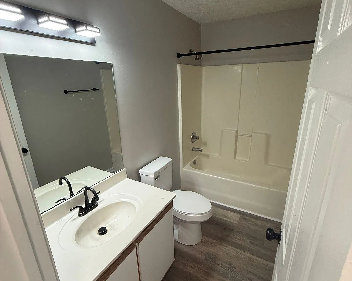 Conveniently Located 2-Bed, 1-Bath Apartment! — Photo 4