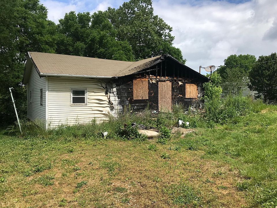 2nd image of 965 Valley Dr