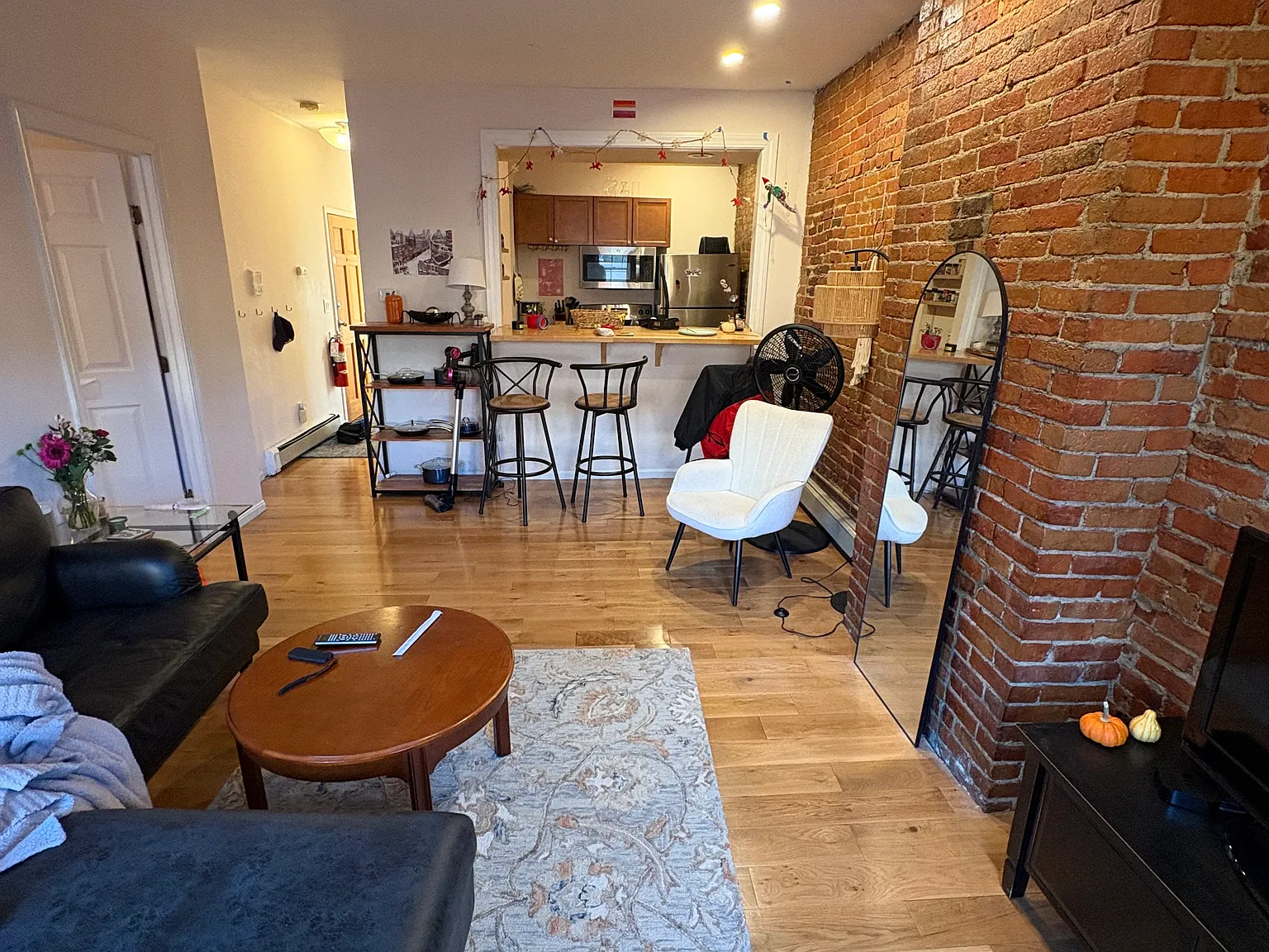 2 bed, 9999 sqft, $4,100 — Photo 2