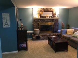 627 Dundee Ln, Hartland, WI 53029