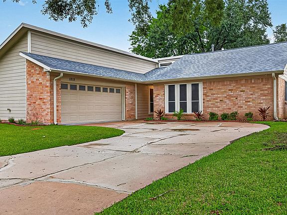 3rd image of 1818 Lansdowne Dr
