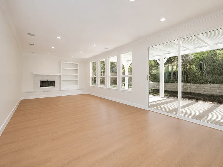 185 Laurel Wood Ct — Photo 4