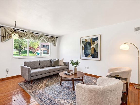 3rd image of 210 Shoreham Dr