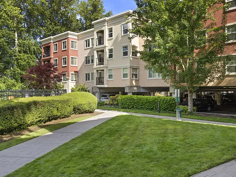Villaggio on Yarrow Bay — Photo 35