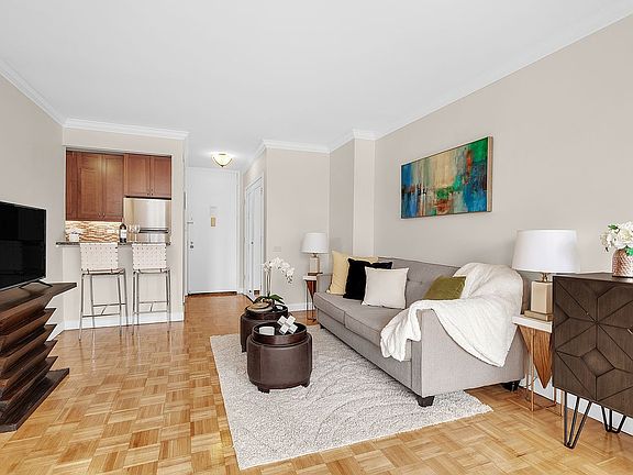2nd image of 215 W 95th St APT 15K