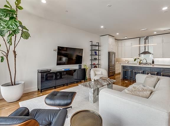 4th image of 2311 N Carroll Ave #D