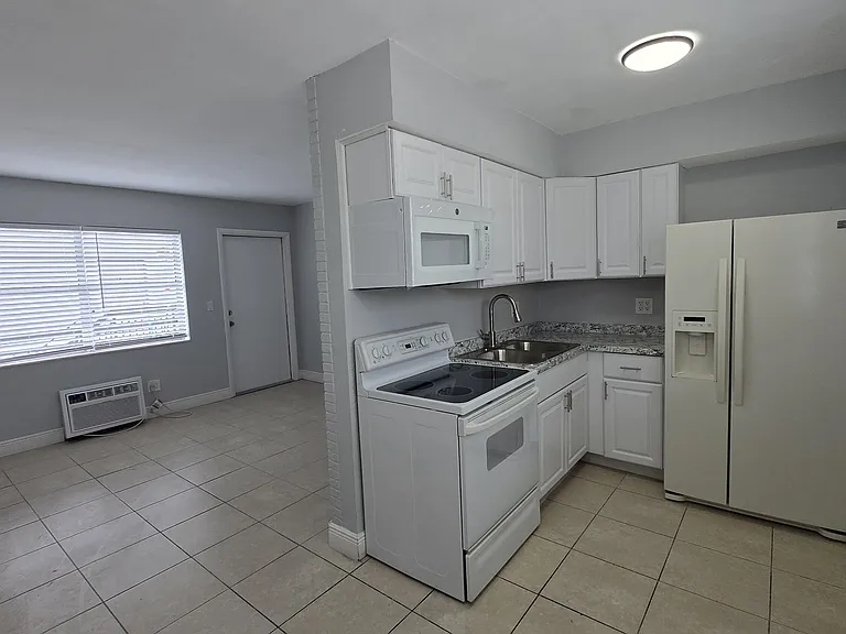 16951 NE 18th Ave #14 — Photo 6