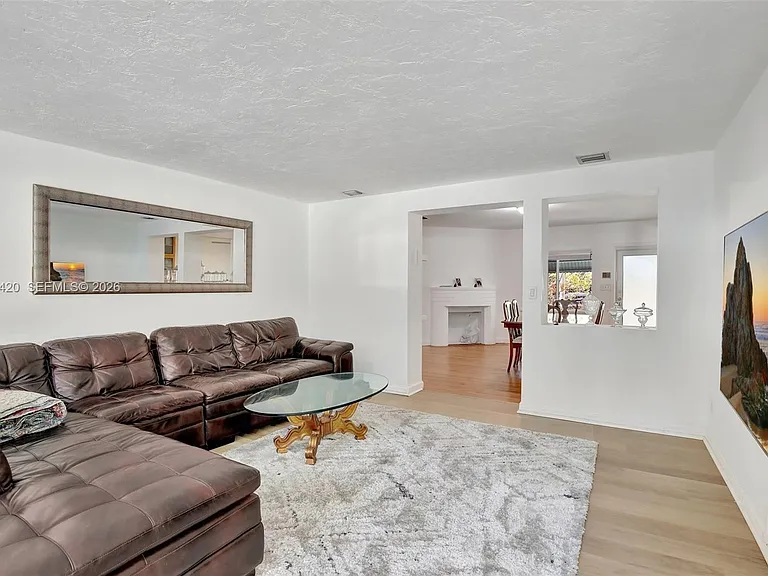 1523 Dewey St — Photo 13