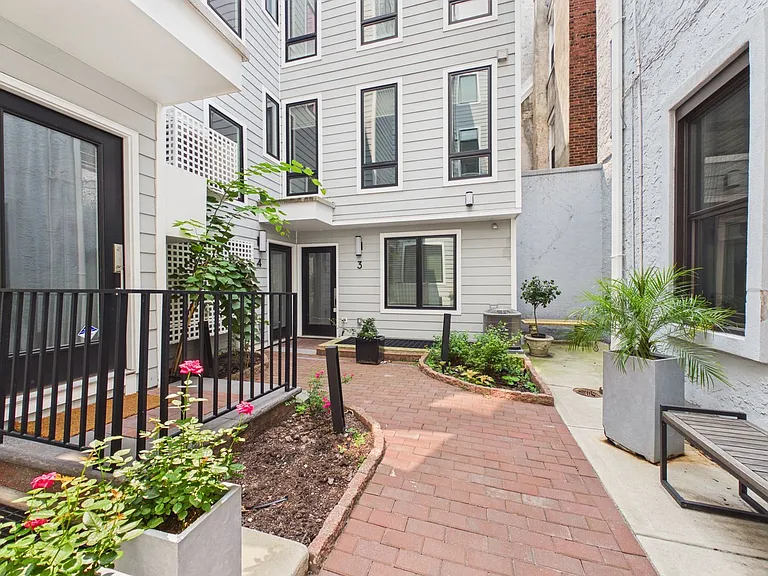 212 Bainbridge St #3 — Photo 2