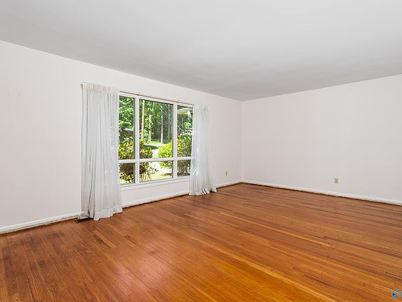 5th image of 2514 Montezuma Dr