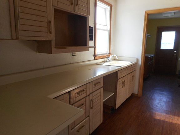 4th image of 221 E Dickens Ave