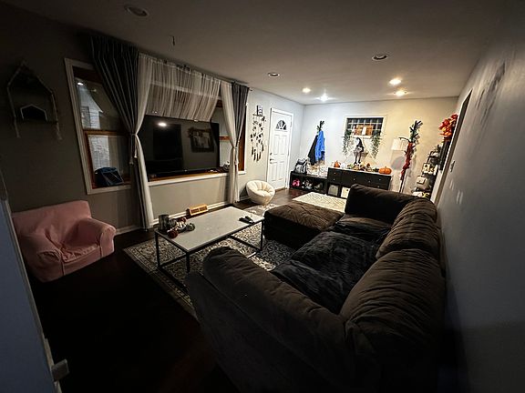5th image of 10 Lake Dr