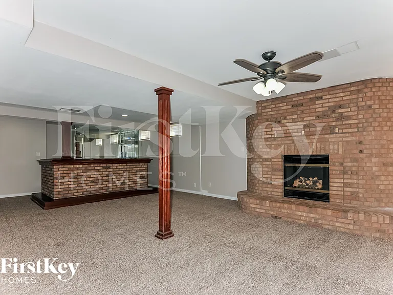 212 Royallmanor Ln — Photo 3