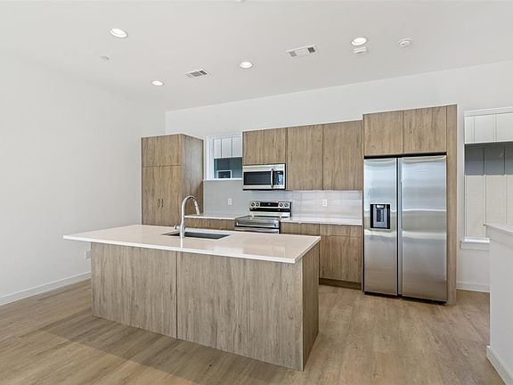 5th image of 4911 Belmont Ave #11